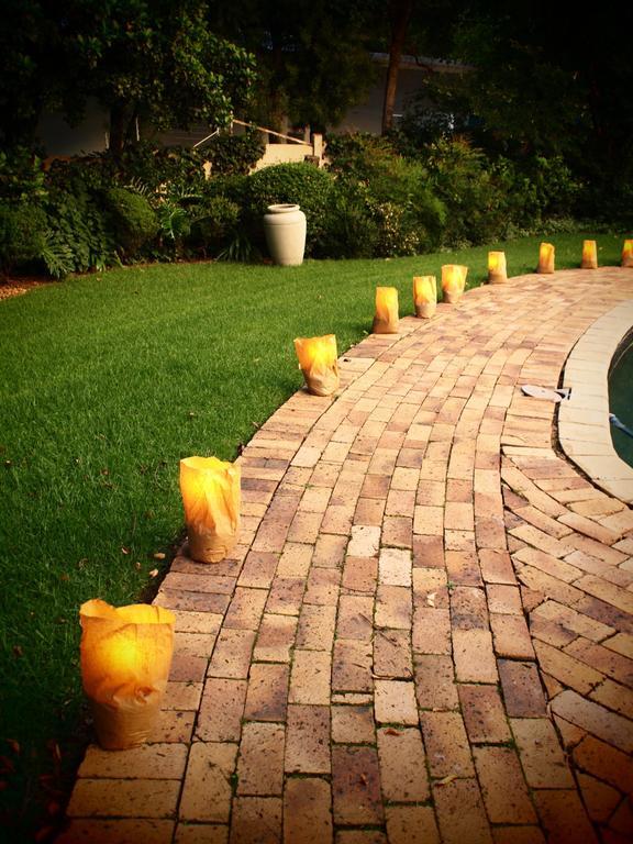 A Hundred Thousand Welcomes B&B Sandton Bagian luar foto