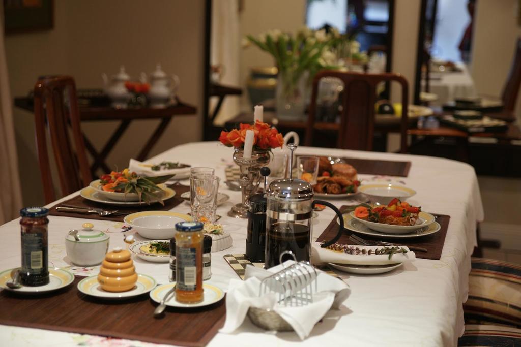 A Hundred Thousand Welcomes B&B Sandton Bagian luar foto